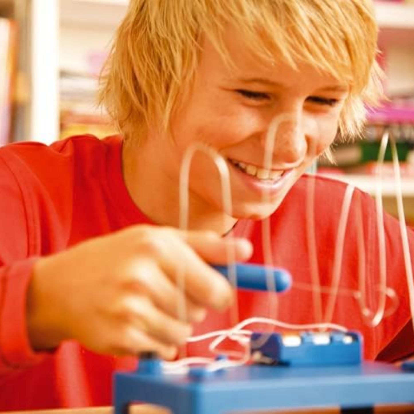 Set de robótica arma un circuito de alambre con zumbido