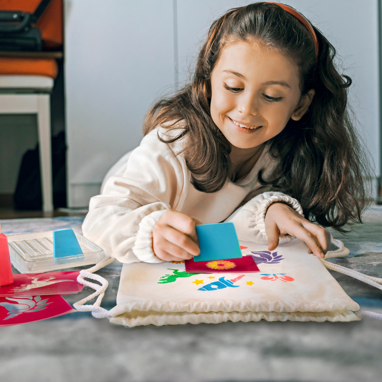 Set decora un mochila con plantillas