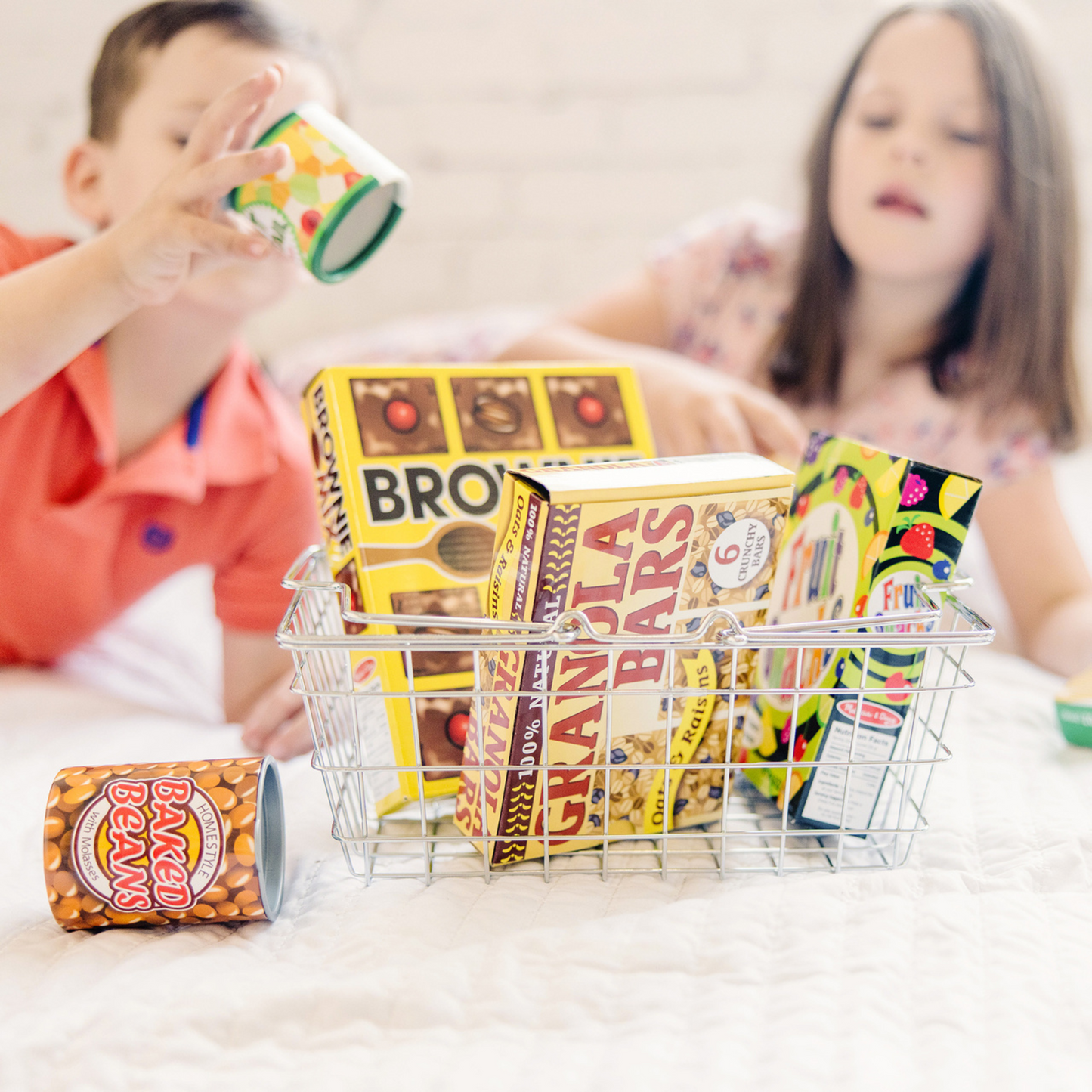 Cesta de compras de metal con accesorios