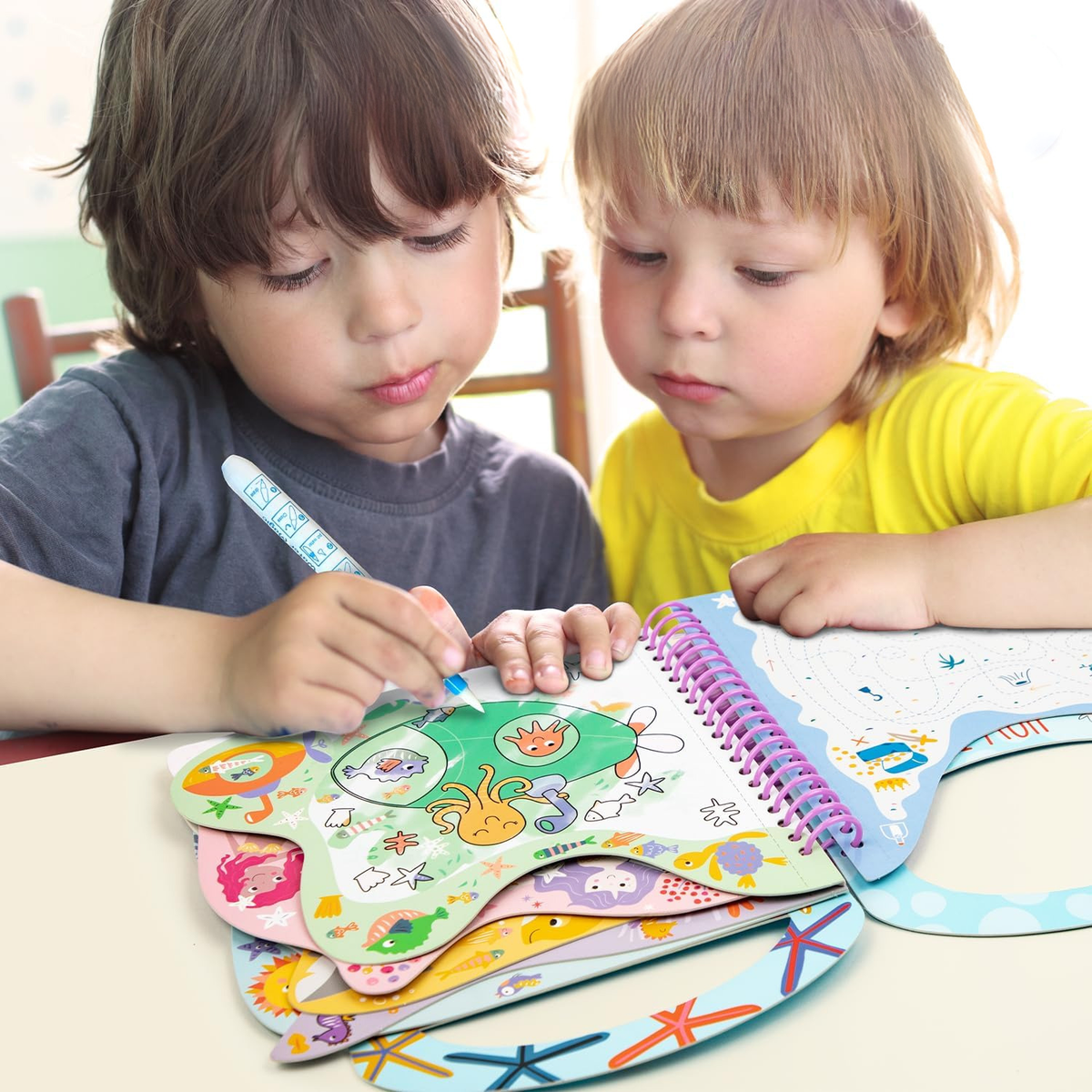 Libro de actividades para pintar con agua y stickers modelo bajo el mar