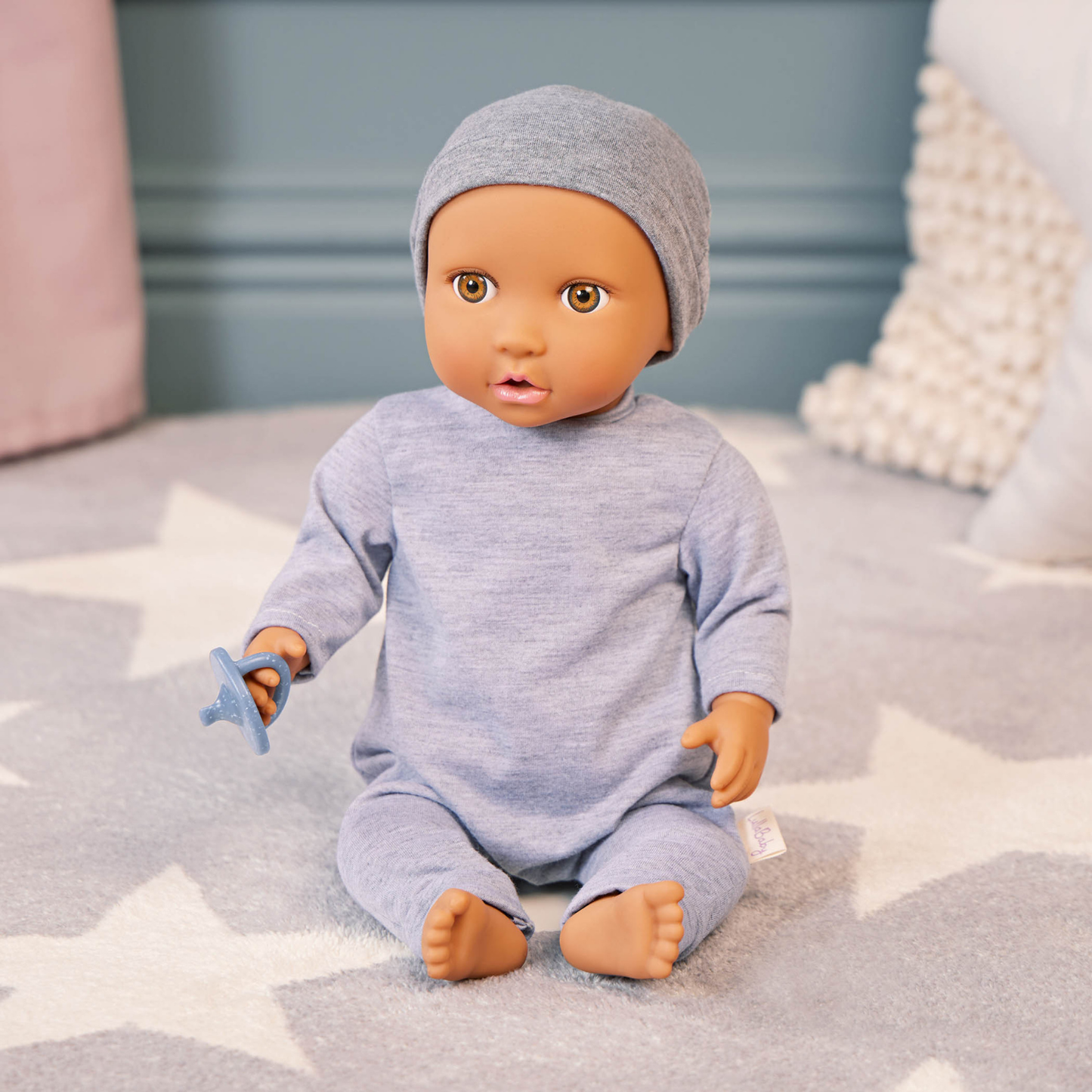 Muñeco bebé con buzo gris y ojos marrones modelo #2 Lullababy