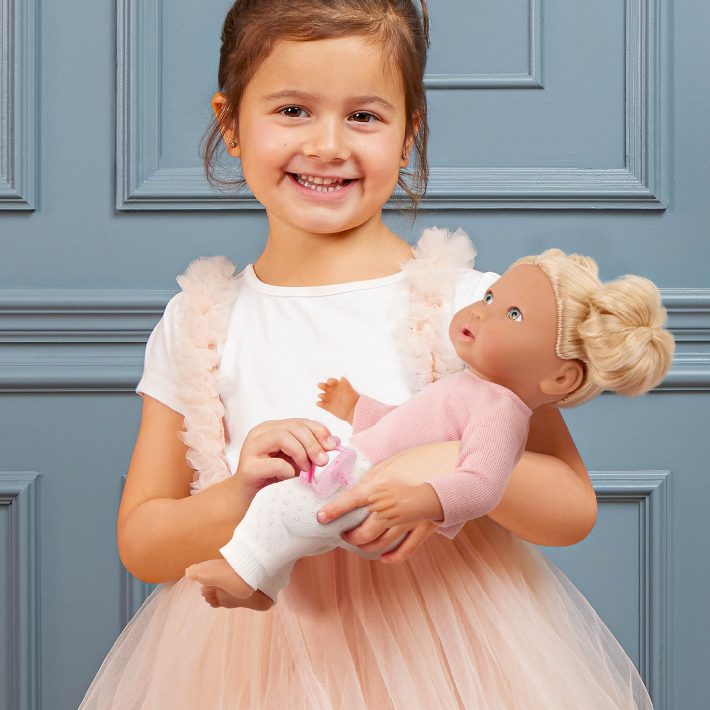 Muñeca niña con pelo rubio y polo rosa Lullababy