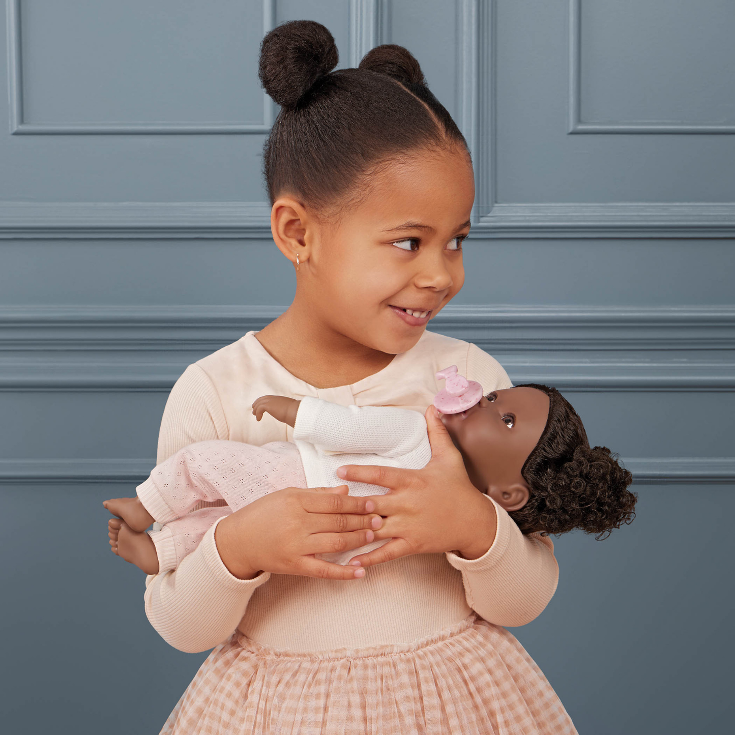 Muñeca niña con pelo negro y polo blanco Lullababy