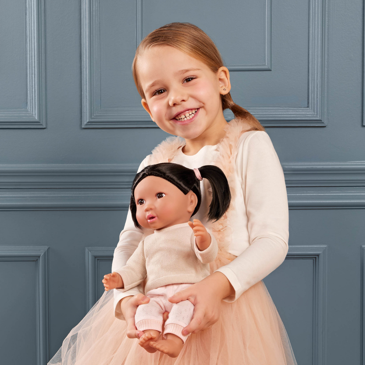 Muñeca niña con pelo negro y polo crema Lullababy