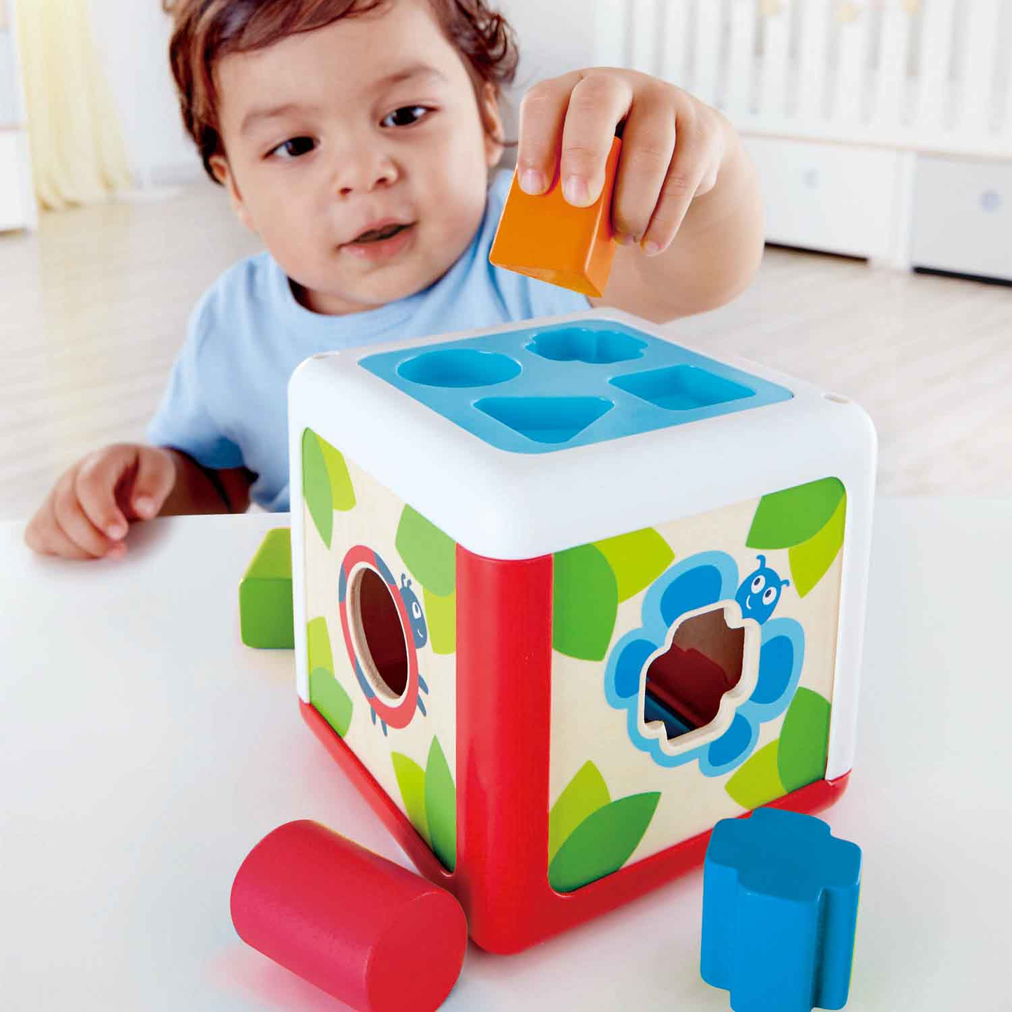 Cubo para insertar figuras geométricas de madera y plástico Play Essentials