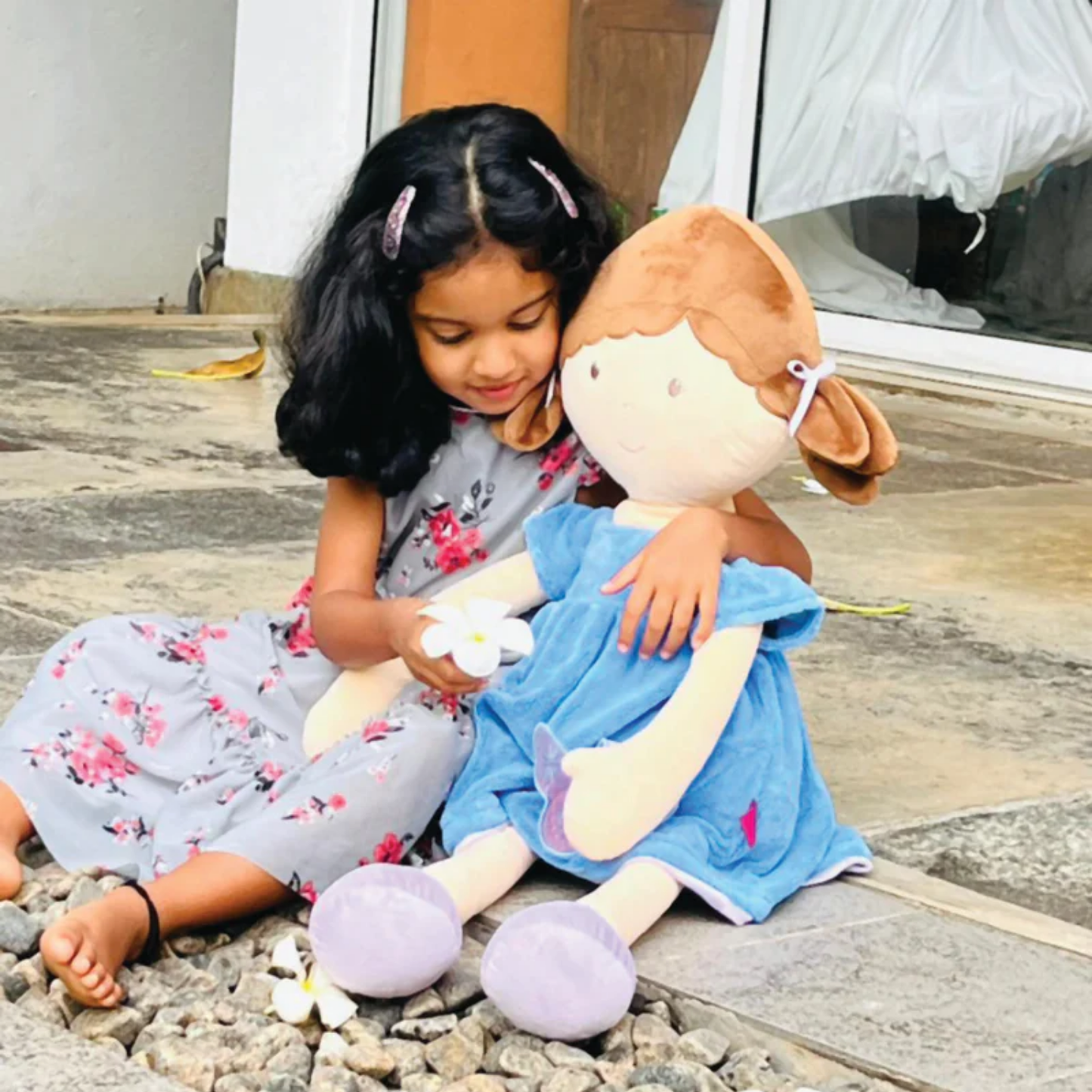 Bonikka muñeca textil suave jumbo 80 cm modelo Pari vestido azul