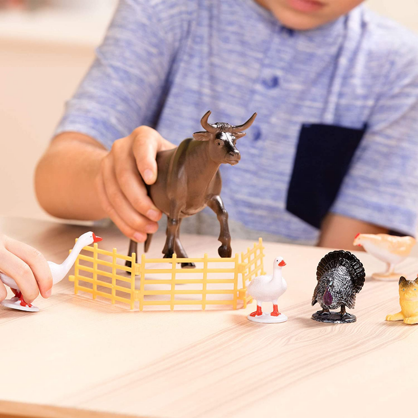 Balde con animales de la granja