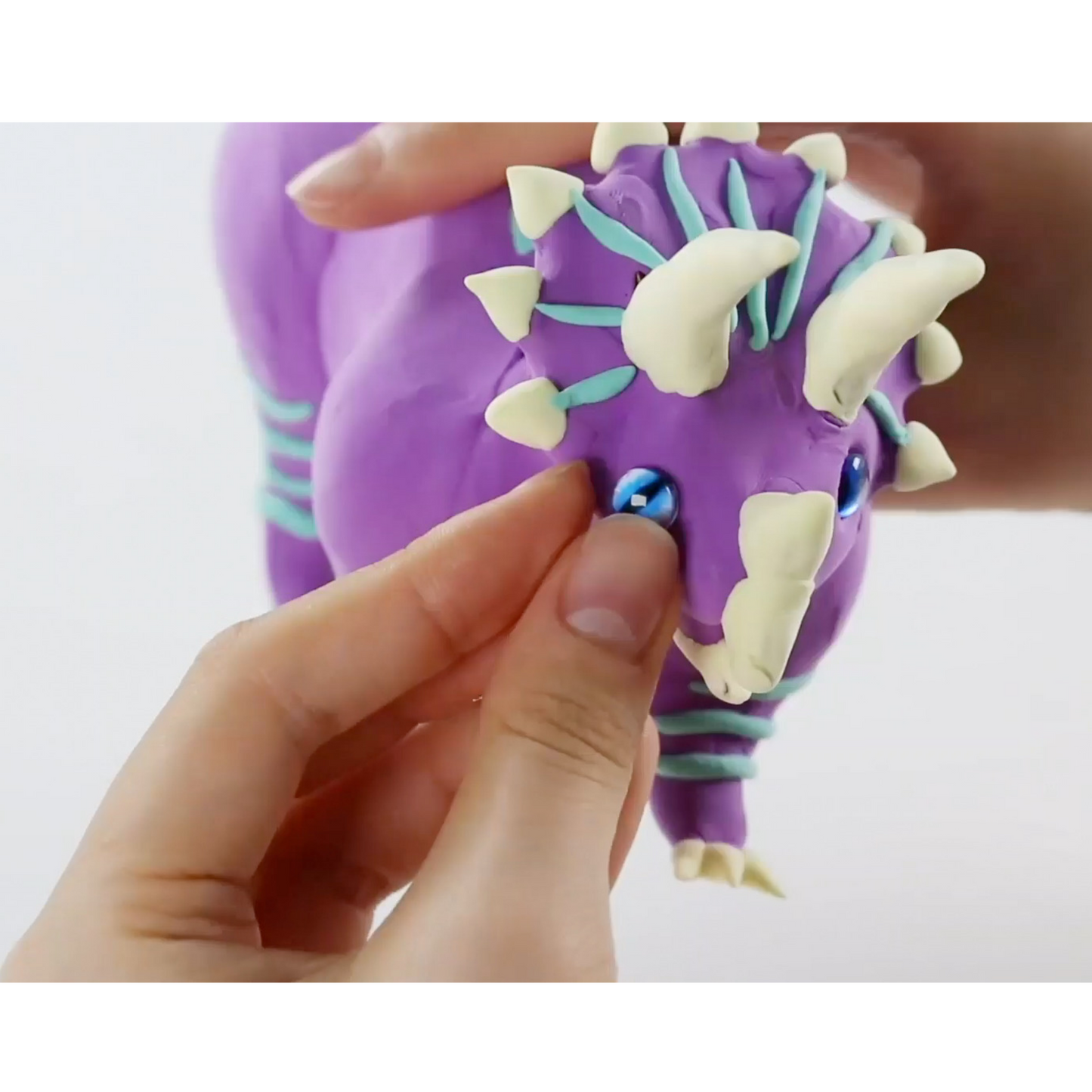 Dinosaurio Triceratops para armar y decorar con plastilina DYO
