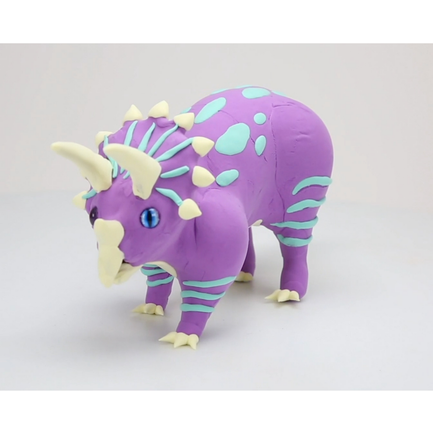 Dinosaurio Triceratops para armar y decorar con plastilina DYO