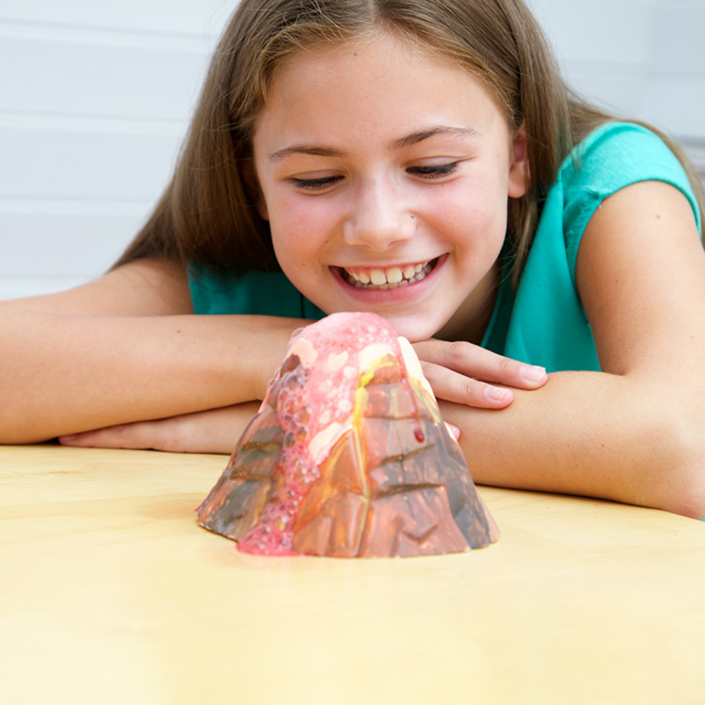 Set de ciencia y experimento crea un volcán