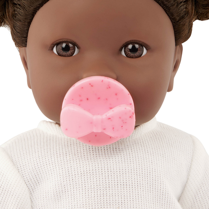 Muñeca niña con pelo negro y polo blanco Lullababy