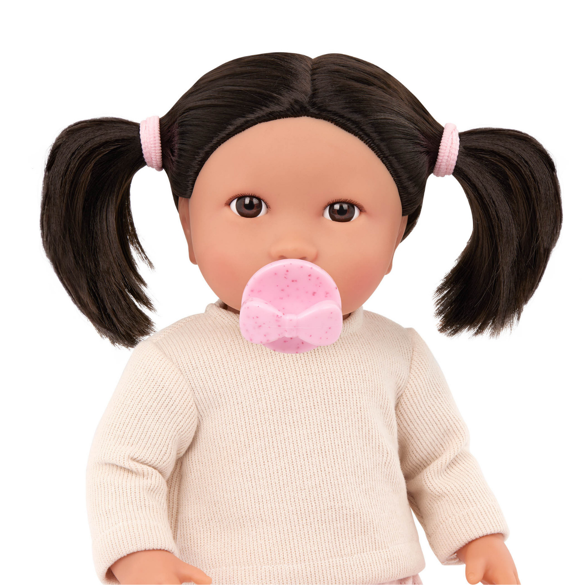 Muñeca niña con pelo negro y polo crema Lullababy