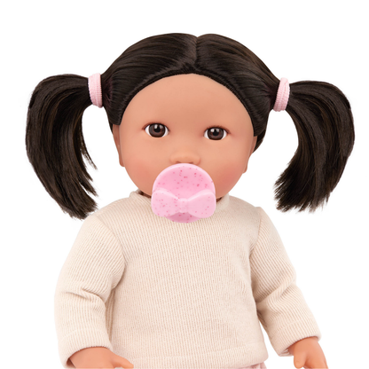 Muñeca niña con pelo negro y polo crema Lullababy