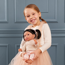 Muñeca niña con pelo negro y polo crema Lullababy
