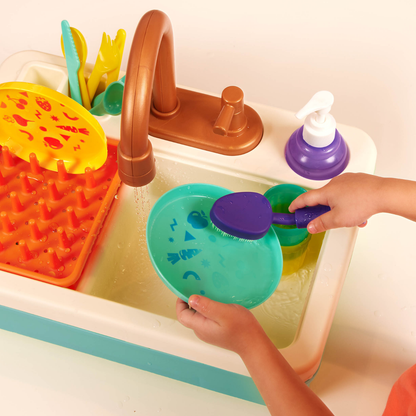 Lavadero de cocina con agua y vajilla