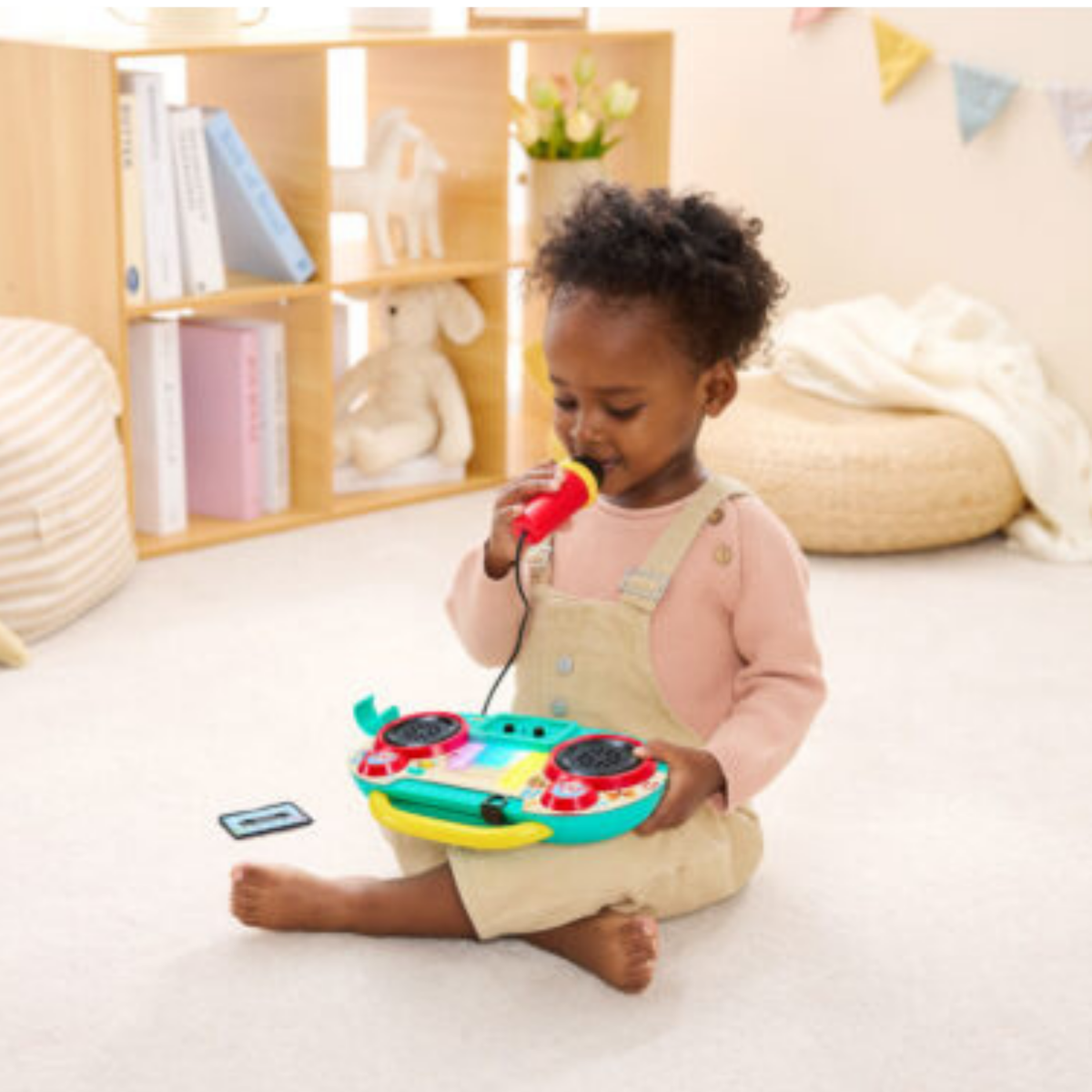 Radio con micrófono interactivo Pixelz Play Essentials de Hape – vista 3