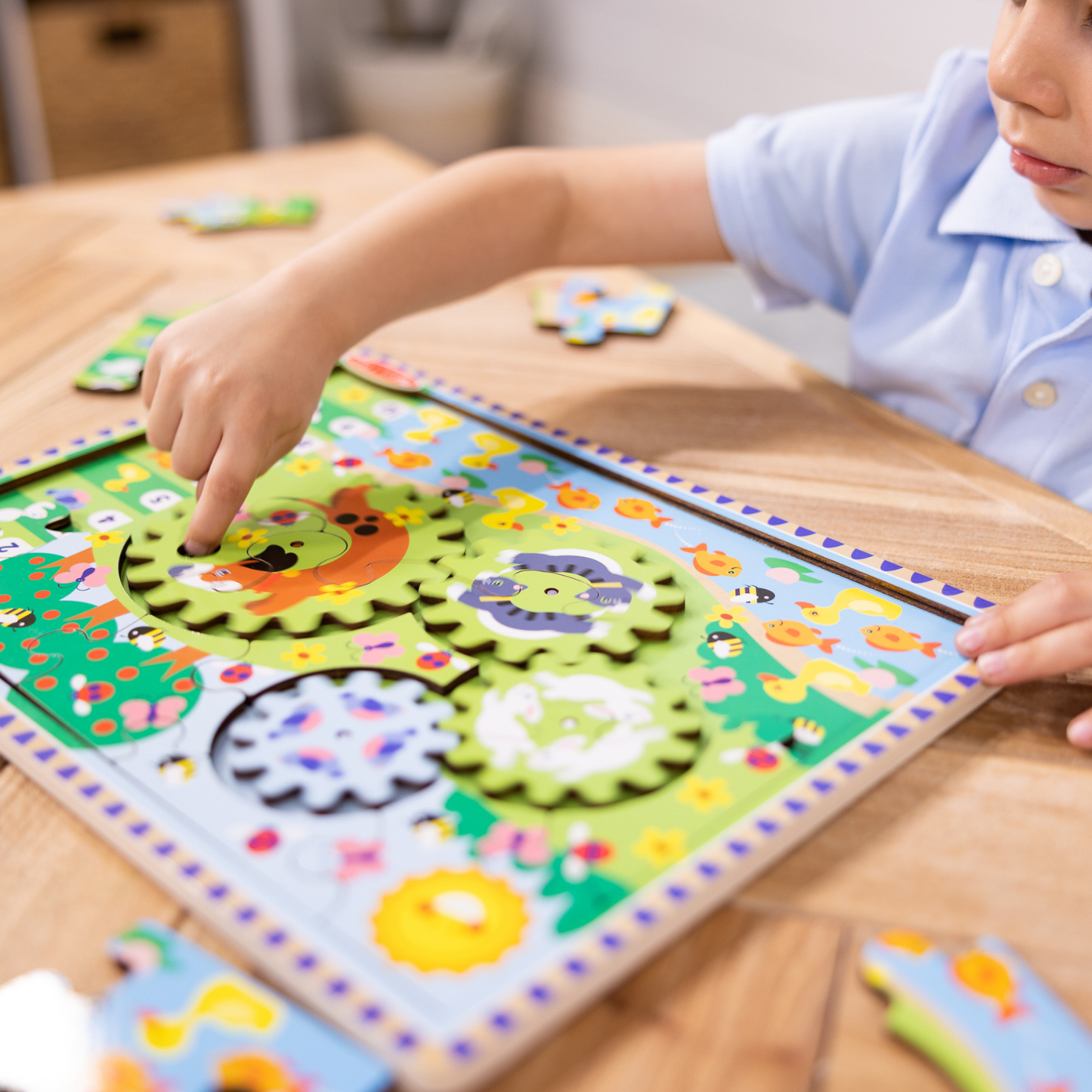 Rompecabezas de engranaje de madera persiguiendo a los animales 24 piezas