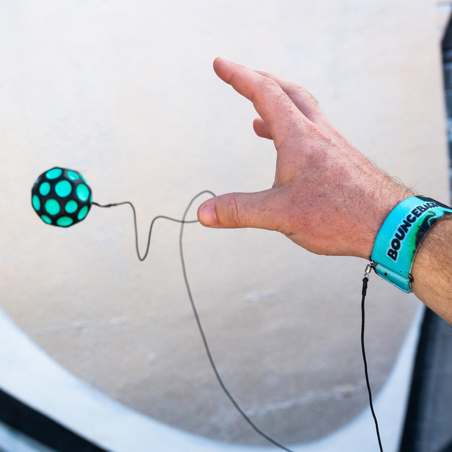 Waboba pelota Moonball rebote con liga y muñequera - color aleatorio